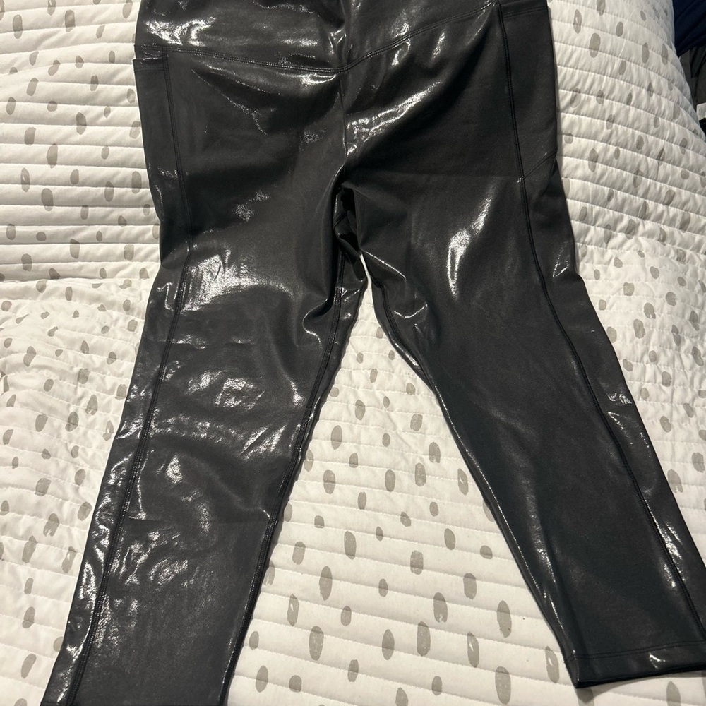 Victoria’s Secret Pink Black Shiny Capris Size XXL NWT